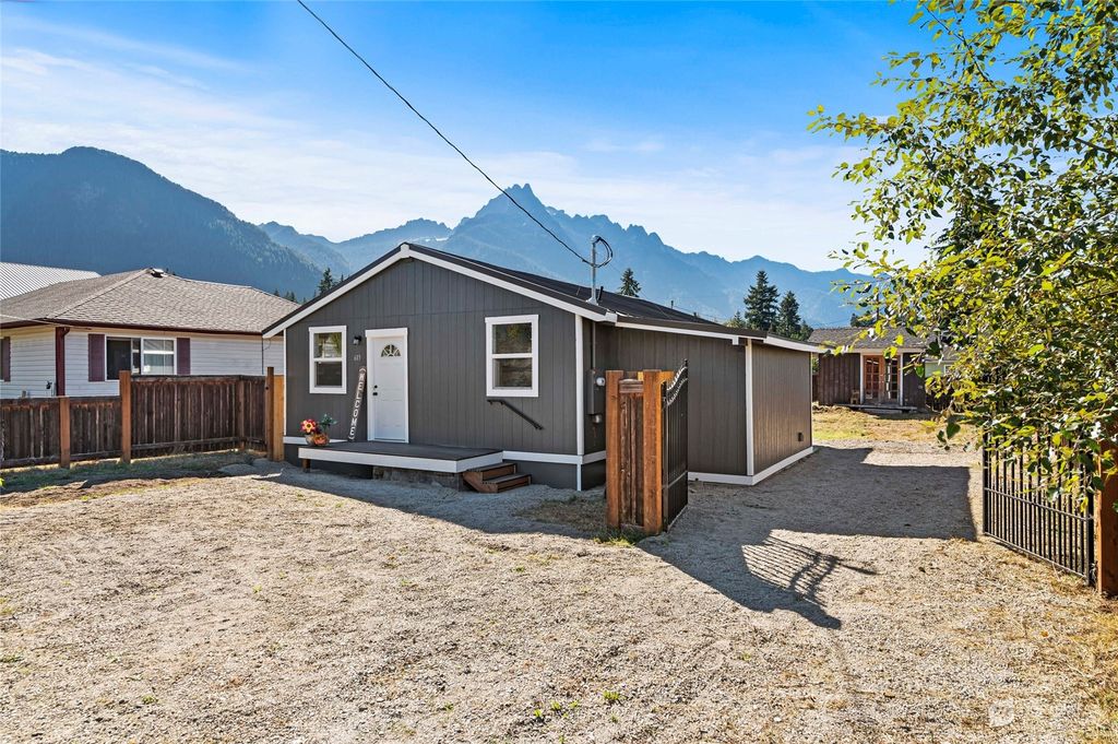 Photo of 615 Givens Avenue, Darrington, WA 98241 (MLS # 2295455)