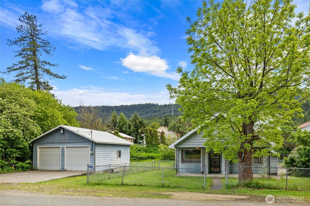 Photo of 410 1st Street, Easton, WA 98925 (MLS # 2528036)