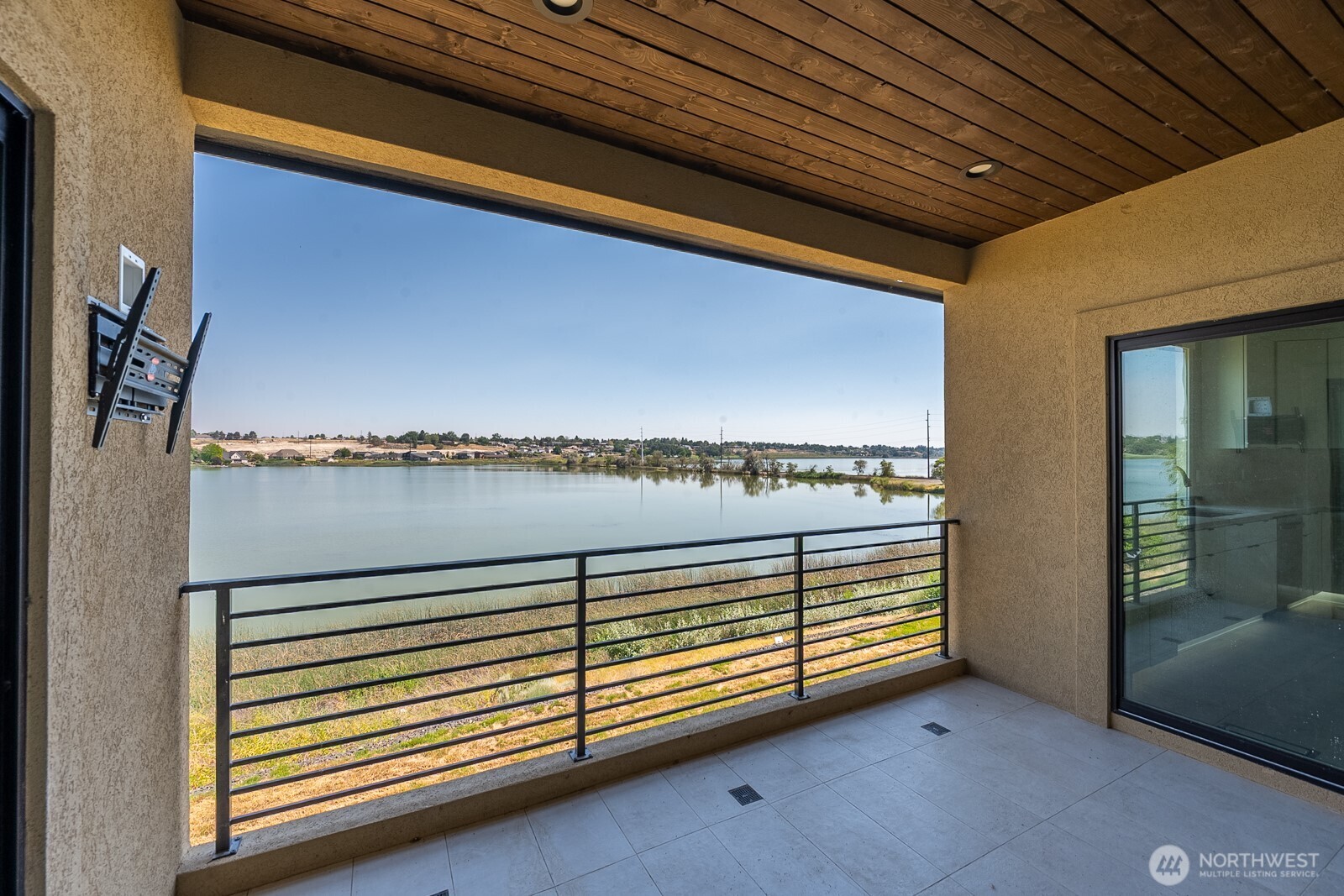 1405 W Lakeside Drive