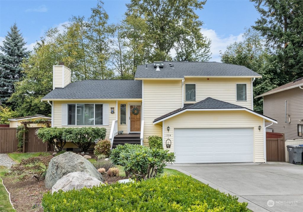 Photo of 1704 SW 323rd Street, Federal Way, WA 98023 (MLS # 2174095)