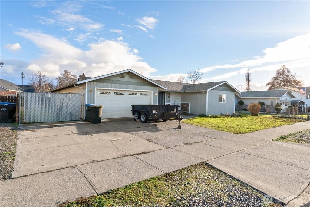 Photo of 225 Bandra Drive, Walla Walla, WA 99362 (MLS # 2459971)