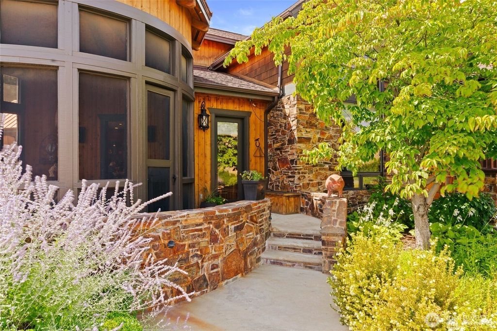 Photo of 721 Selah Ridge Drive, Selah, WA 98942 (MLS # 2488601)