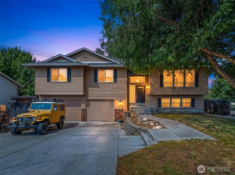 Photo of 2970 Cascade Ridge RDG, East Wenatchee, WA 98802 (MLS # 2549351)