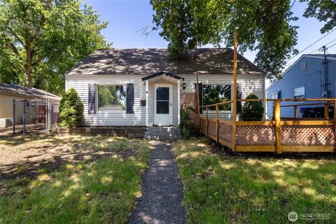 Photo of 627 Juniper Street, Walla Walla, WA 99362 (MLS # 2413400)