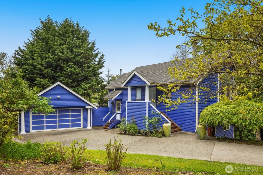Photo of 9602 NE 35th Place, Clyde Hill, WA 98004 (MLS # 2516220)