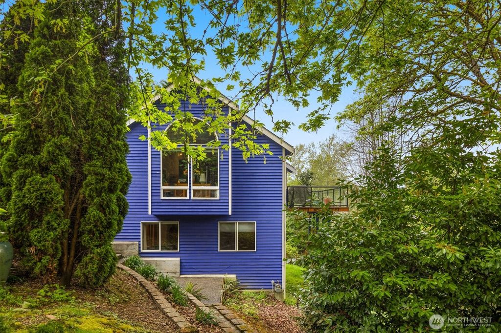 Photo of 9602 NE 35th Place, Clyde Hill, WA 98004 (MLS # 2516220)