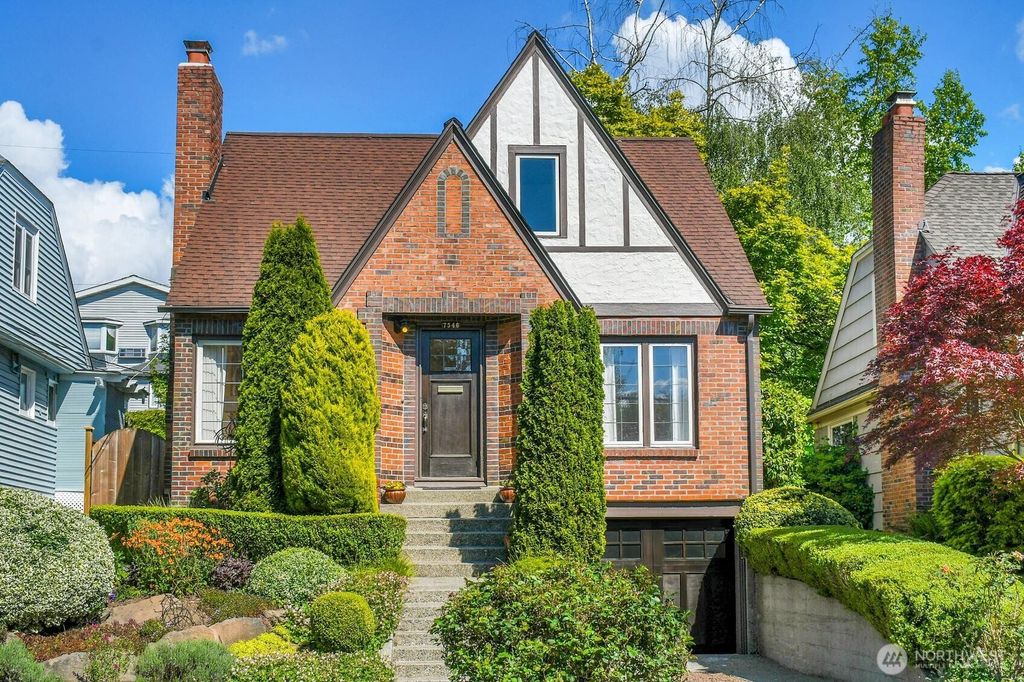 Photo of 7546 Brooklyn Avenue NE, Seattle, WA 98115 (MLS # 2371179)