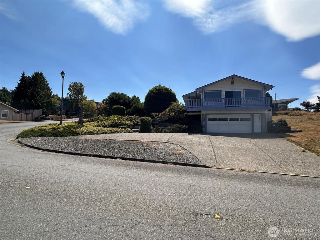 Photo of 506 S Ennis Street, Port Angeles, WA 98362 (MLS # 2557970)