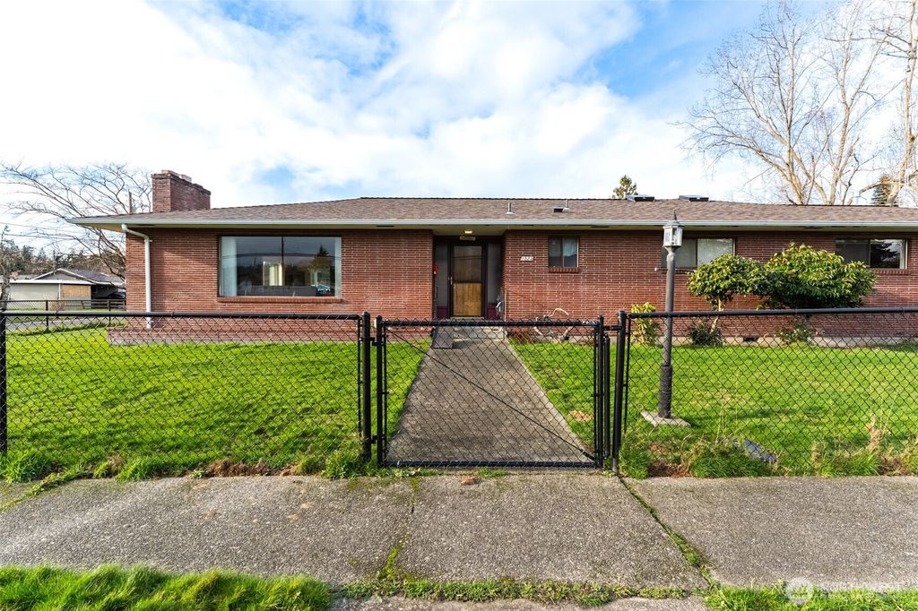 Photo of 1523 S 15th Street, Mount Vernon, WA 98274 (MLS # 2463400)