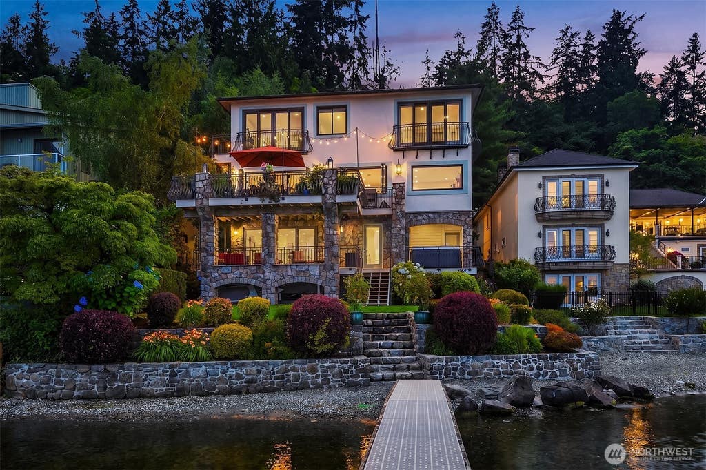 Photo of 456 W Lake Sammamish Parkway SE, Bellevue, WA 98008 (MLS # 2575011)
