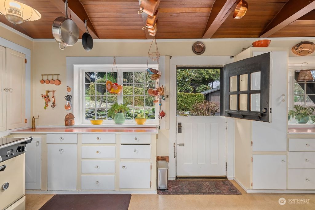 Photo of 5721 8th Avenue NE, Seattle, WA 98105 (MLS # 2204881)
