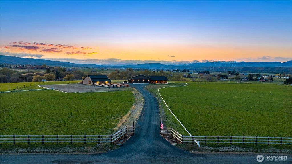 Photo of 1021 Edge Bluff Loop, Ellensburg, WA 98926 (MLS # 2510774)