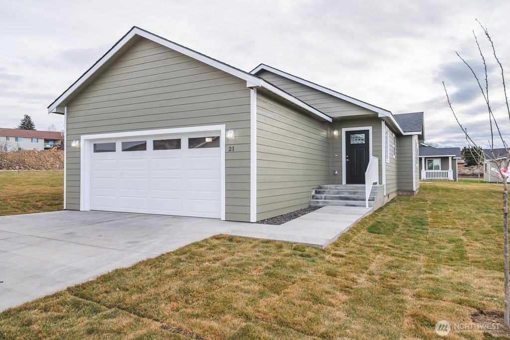 Photo of 123 E 9th Avenue #63, Moses Lake, WA 98837 (MLS # 2471640)
