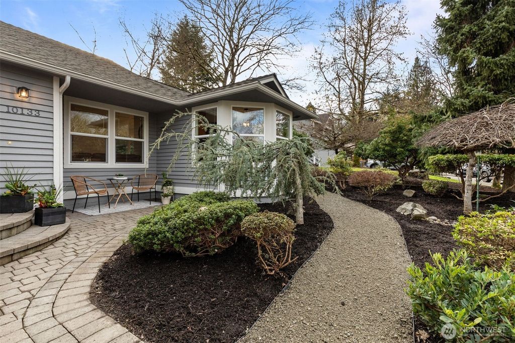 Photo of 10133 NE 143rd Street, Kirkland, WA 98034 (MLS # 2467583)