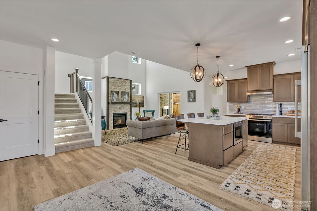 listing image 9366570012621610438