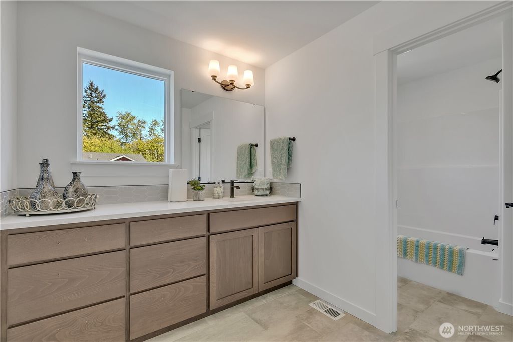 listing image 9361524973846240615