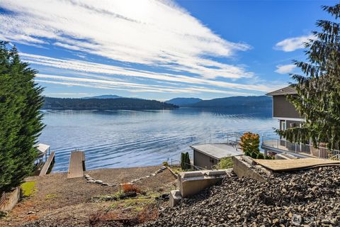 Photo of 672 W Lake Sammamish Parkway NE, Bellevue, WA 98008 (MLS # 2447119)
