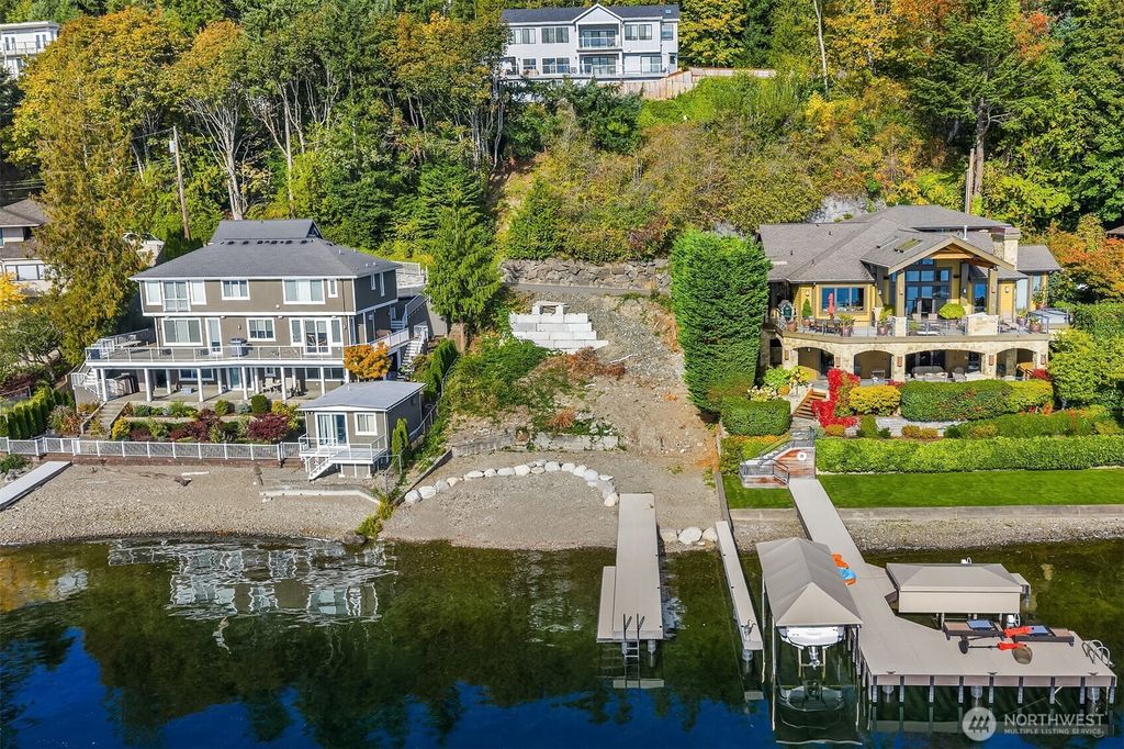 Photo of 672 W Lake Sammamish Parkway NE, Bellevue, WA 98008 (MLS # 2447119)