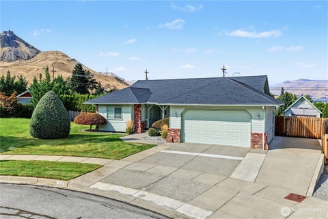 Photo of 1716 Windsor Court, Wenatchee, WA 98801 (MLS # 2582910)