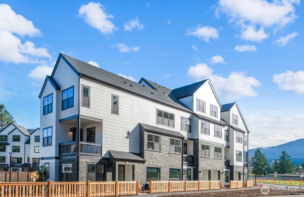 Photo of 761 7th Avenue NW, Issaquah, WA 98027 (MLS # 2501416)