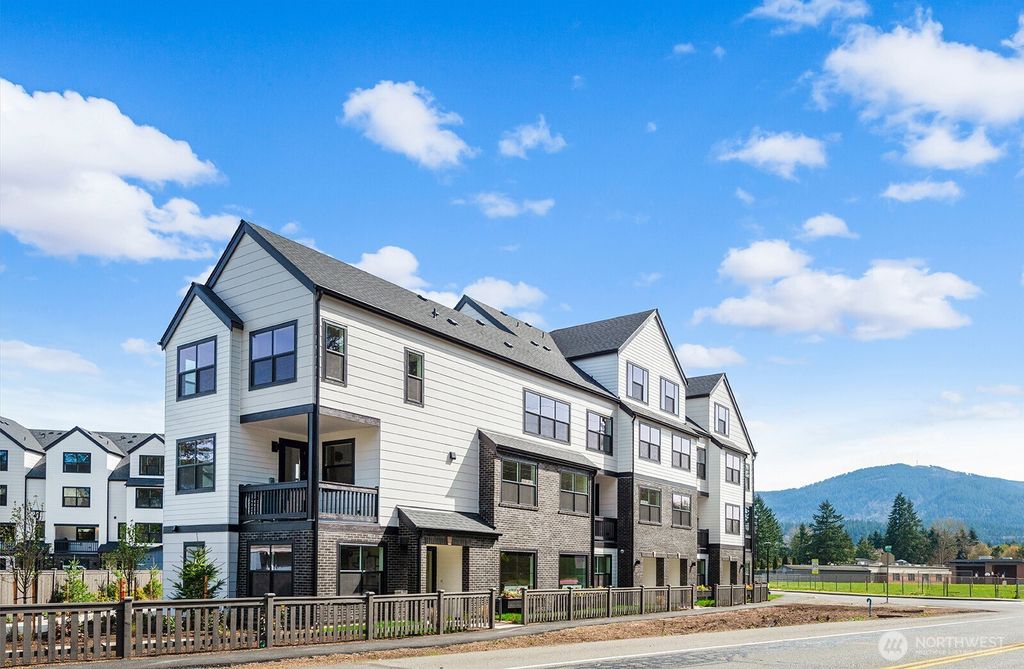 Photo of 761 7th Avenue NW, Issaquah, WA 98027 (MLS # 2501416)