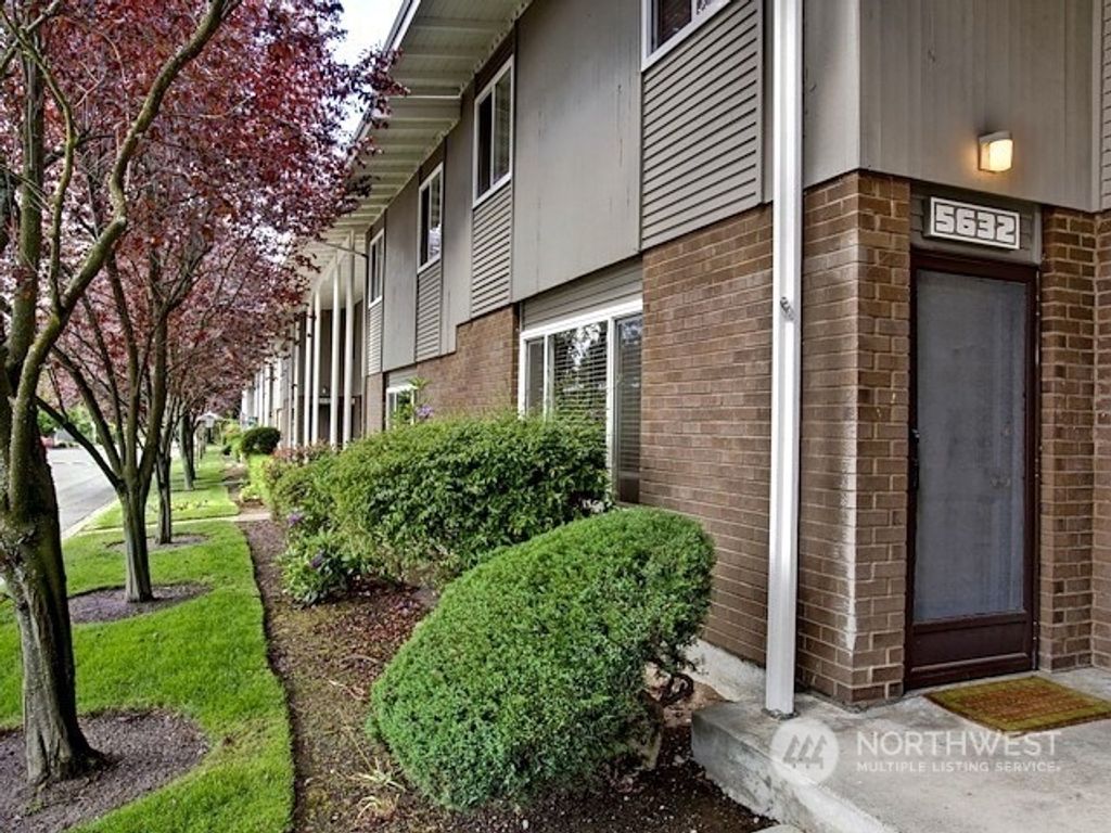 Photo of 5632 123rd Avenue SE #13, Bellevue, WA 98006 (MLS # 2160162)