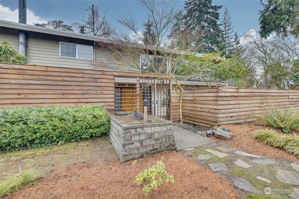 Photo of 1211 NE 185th Street, Shoreline, WA 98155 (MLS # 2323032)