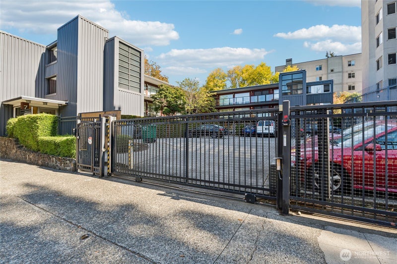 752 Bellevue Avenue E 204