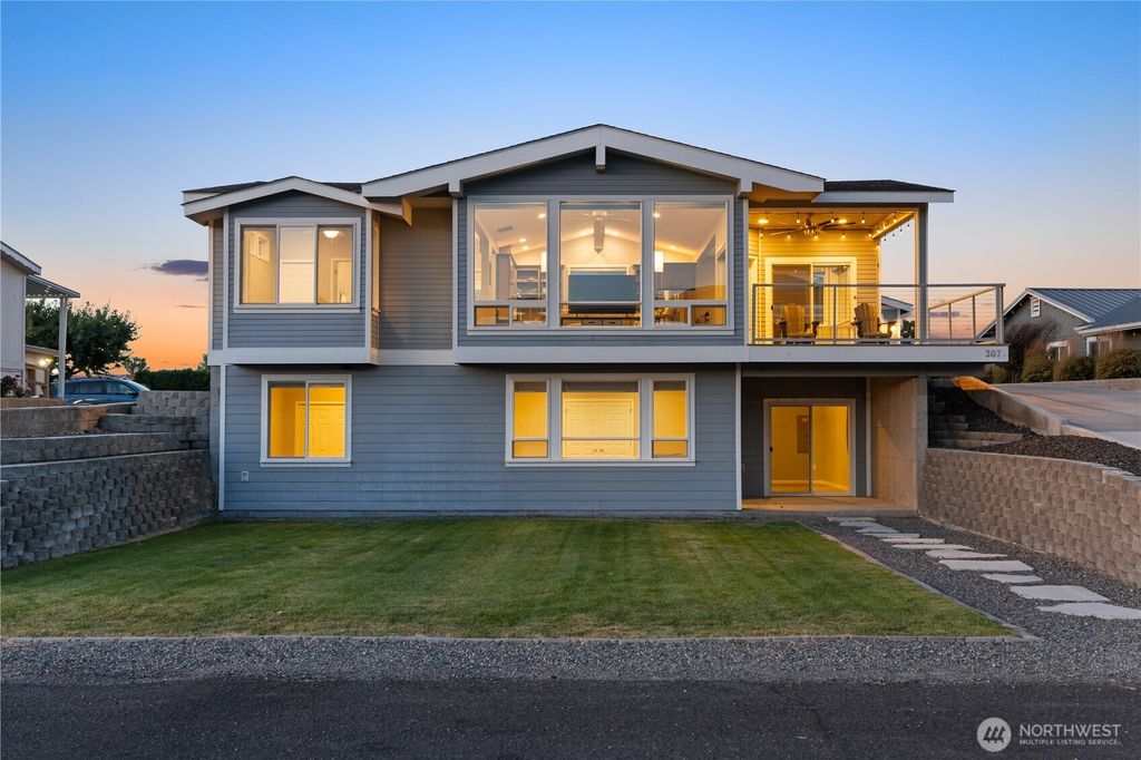 Photo of 307 Arrowhead Park SW, Mattawa, WA 99349 (MLS # 2494420)