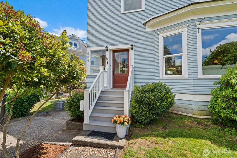209 E 8th Street