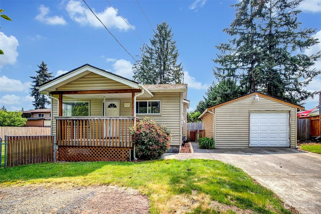Photo of 2525 NE 27th Street, Renton, WA 98059 (MLS # 2070004)