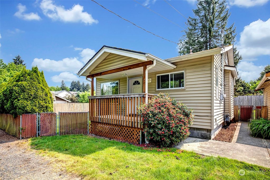 Photo of 2525 NE 27th Street, Renton, WA 98059 (MLS # 2070004)
