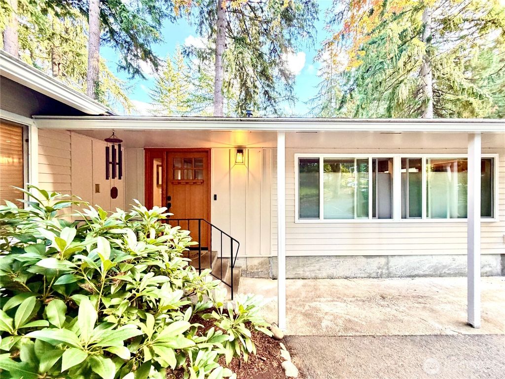 Photo of 15934 SE 41st Place, Bellevue, WA 98006 (MLS # 2447714)