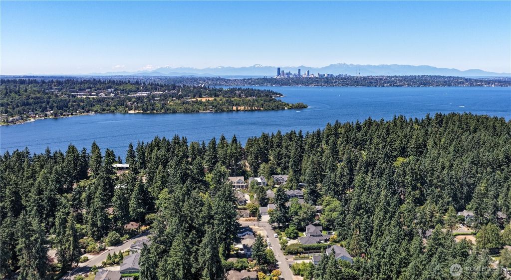 Photo of 10425 SE 22nd Street, Bellevue, WA 98004 (MLS # 2402943)