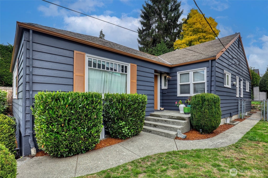 Photo of 916 Harvard Avenue E, Seattle, WA 98102 (MLS # 2584017)