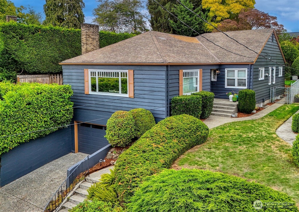 Photo of 916 Harvard Avenue E, Seattle, WA 98102 (MLS # 2584017)
