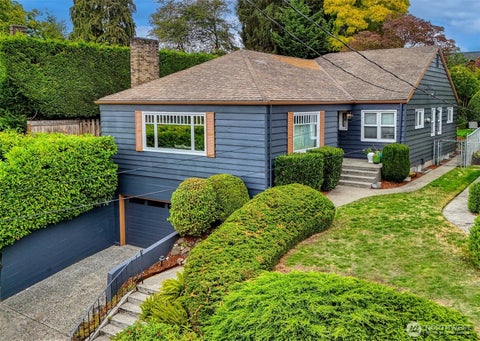 Photo of 916 Harvard Avenue E, Seattle, WA 98102 (MLS # 2584017)