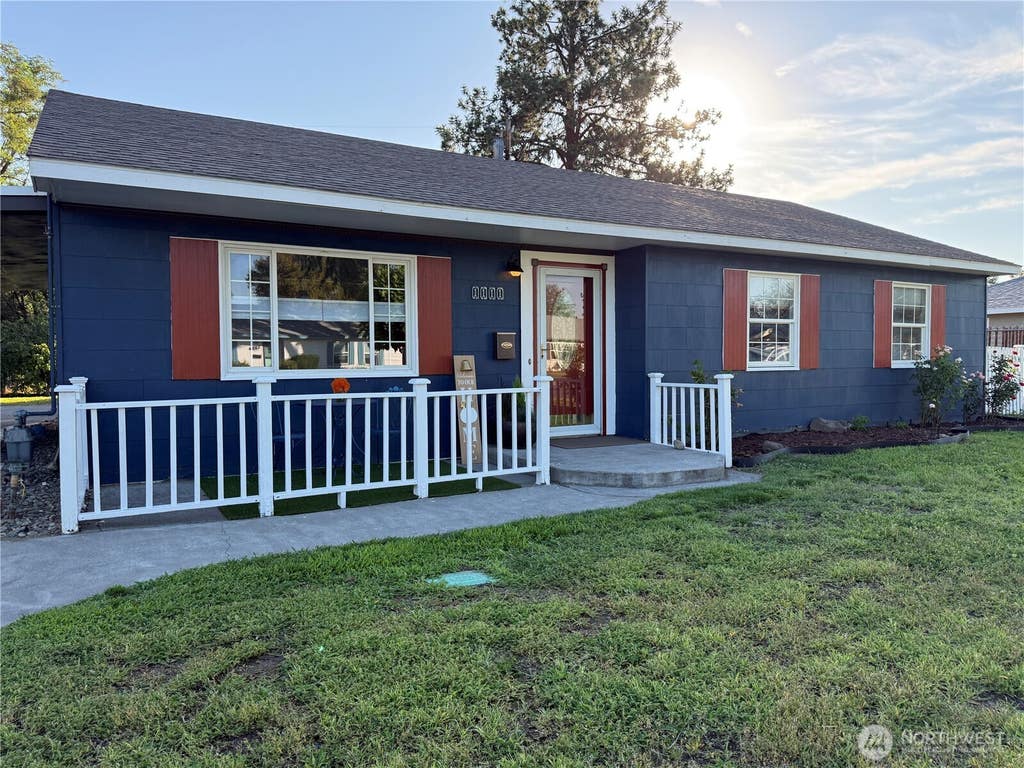 Photo of 1111 Cottonwood Drive, Richland, WA 99354 (MLS # 2568474)