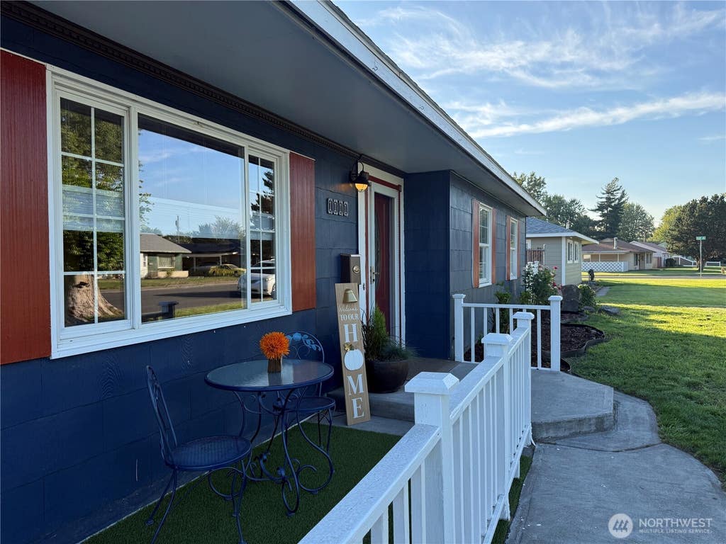 Photo of 1111 Cottonwood Drive, Richland, WA 99354 (MLS # 2568474)