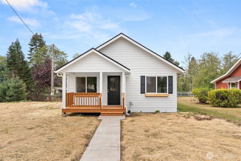 Photo of 860 Ludington Avenue, Raymond, WA 98577 (MLS # 2582206)