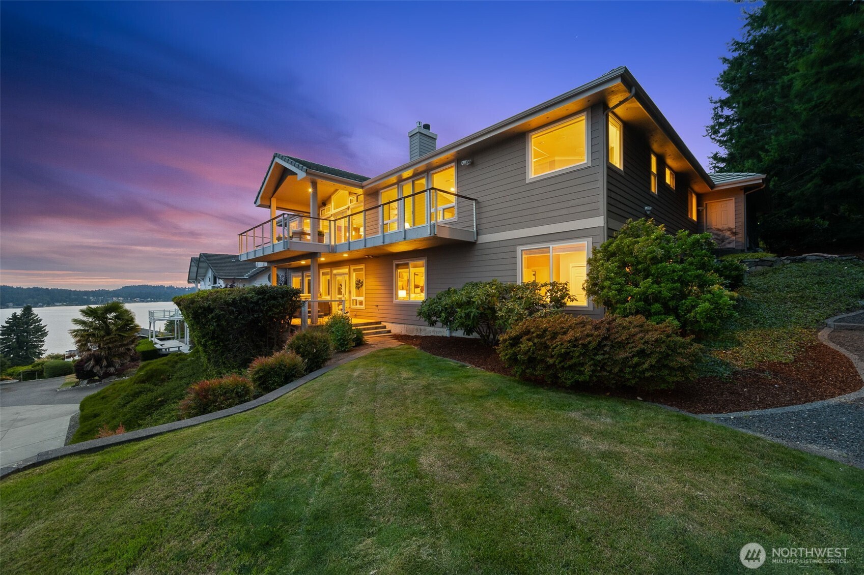 7 33rd Avenue NW