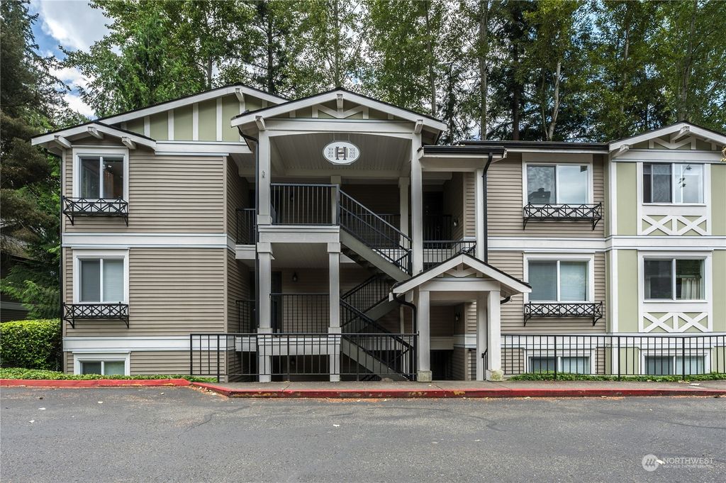 Photo of 11229 NE 128th Street #H301, Kirkland, WA 98034 (MLS # 2246897)
