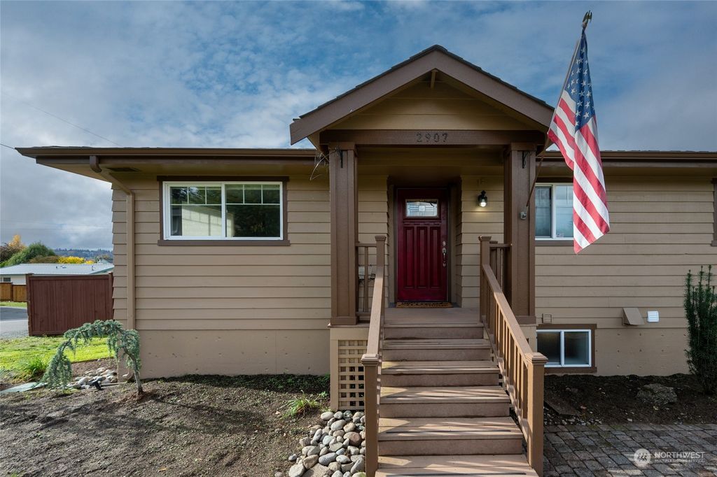 Photo of 2907 Park Avenue N, Renton, WA 98056 (MLS # 2308220)