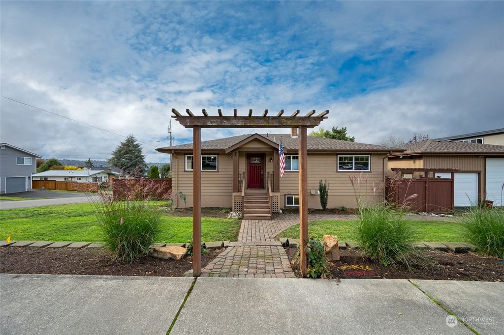 Photo of 2907 Park Avenue N, Renton, WA 98056 (MLS # 2308220)