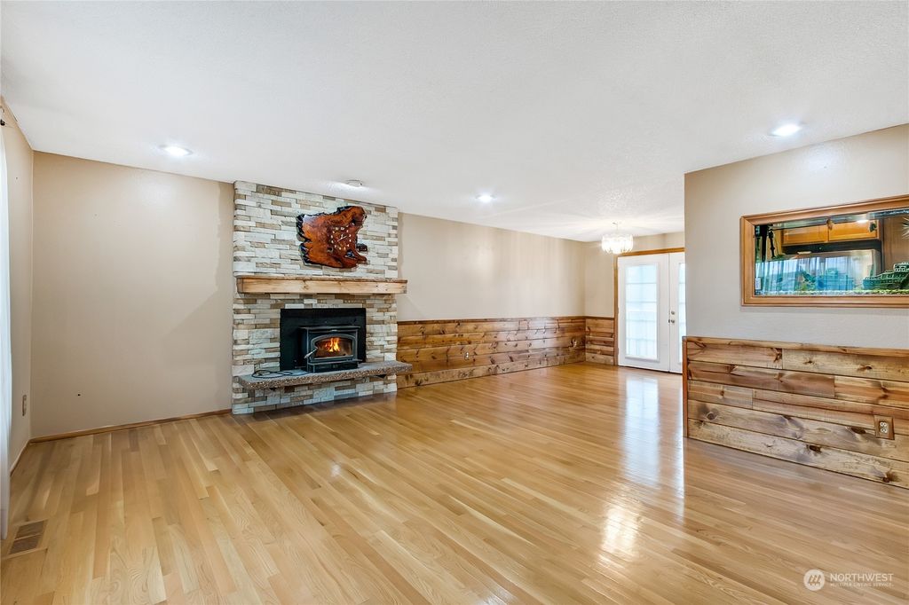 Photo of 1327 S 275th Place, Des Moines, WA 98198 (MLS # 2317550)