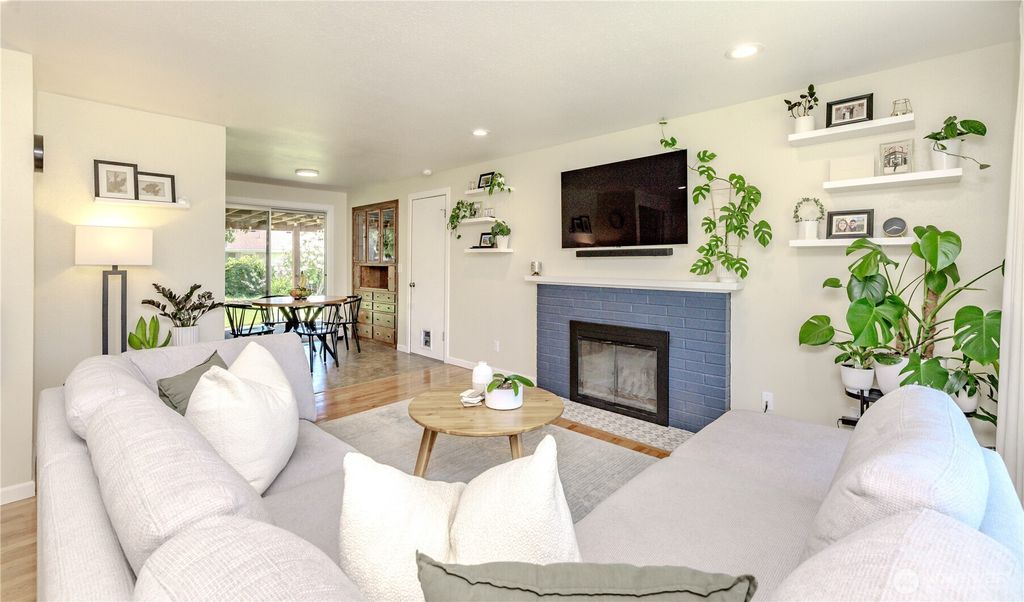 Photo of 1009 Redmond Avenue NE, Renton, WA 98056 (MLS # 2382338)