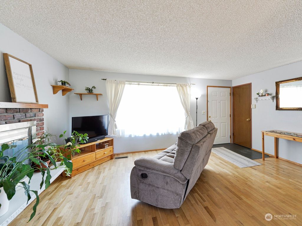 Photo of 434 S 304th Street, Federal Way, WA 98003 (MLS # 2135520)