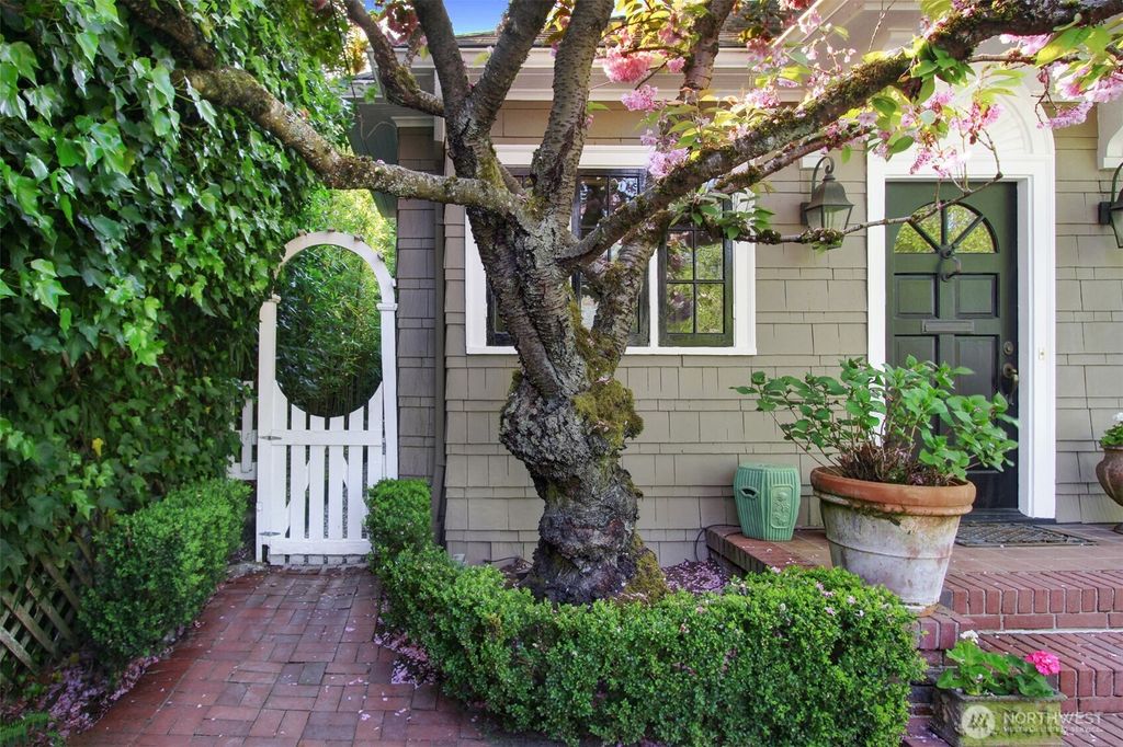 Photo of 2221 12th Avenue E, Seattle, WA 98102 (MLS # 2365759)