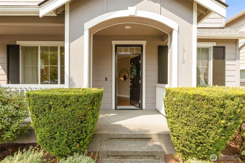 Photo of 1919 25th Avenue NE, Issaquah, WA 98029 (MLS # 2574224)