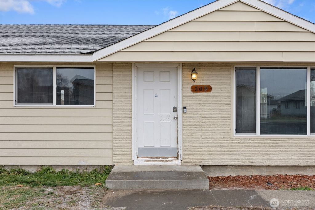 Photo of 709 S Michael Street, Moses Lake, WA 98837 (MLS # 2464668)